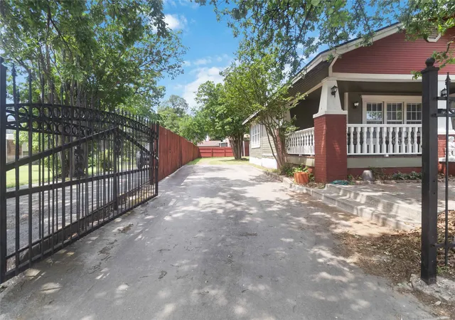 Photo 3 of Single family home for sale at 409 N Sylvania Ave, Fort Worth, TX 76111 | MLS# 21185279 | Listing updated on 2026-07-31