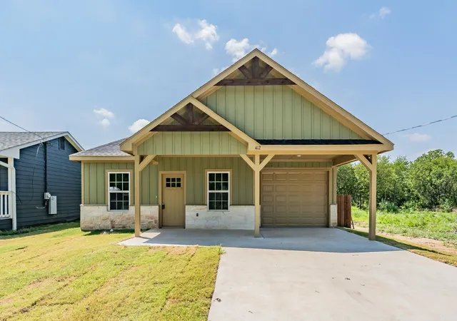 Photo 1 of Sale Pending at 412 Matthew St, Hillsboro, TX 76645 | MLS# 21191821 | Listing updated on 2026-09-11