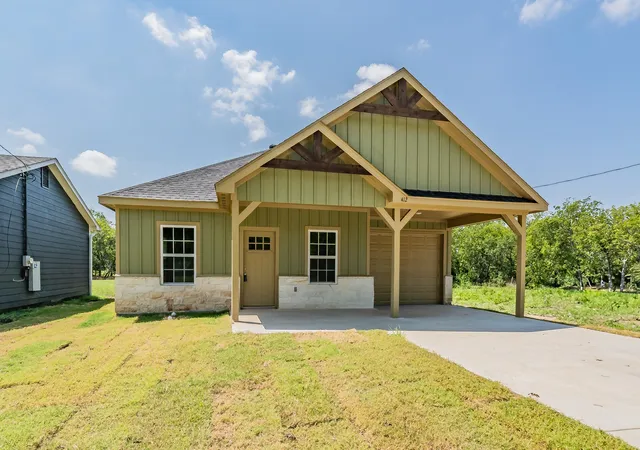 Photo 2 of Sale Pending at 412 Matthew St, Hillsboro, TX 76645 | MLS# 21191821 | Listing updated on 2026-09-11