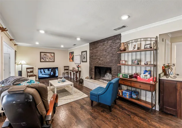 Photo 3 of Single family home for sale at 400 W Cayuga Dr, Athens, TX 75751 | MLS# 21185063 | Listing updated on 2026-09-23