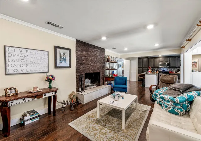 Photo 3 of Single family home for sale at 400 W Cayuga Dr, Athens, TX 75751 | MLS# 21185063 | Listing updated on 2026-09-23