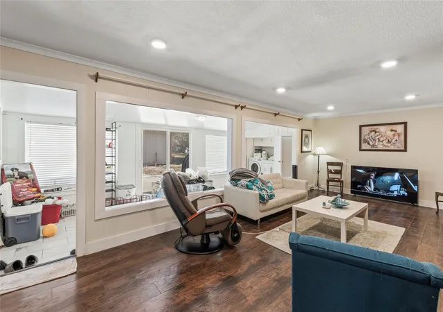 Photo 4 of Single family home for sale at 400 W Cayuga Dr, Athens, TX 75751 | MLS# 21185063 | Listing updated on 2026-09-23