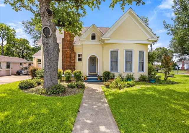 Single family home for sale at 330 E Mcneill St, Stephenville, TX 76401 | MLS# 21194063