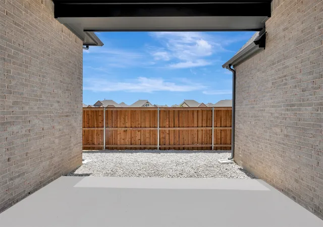Photo 2 of Single family home for sale at 4725 Boyds Branch Dr, Arlington, TX 76005 | MLS# 21196654 | Listing updated on 2026-10-04
