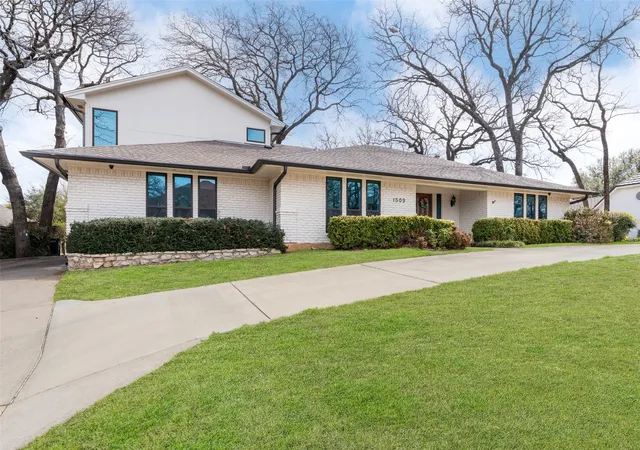Photo 1 of Single family home for sale at 1509 Riverview Dr, Arlington, TX 76012 | MLS# 21196657 | Listing updated on 2026-09-08