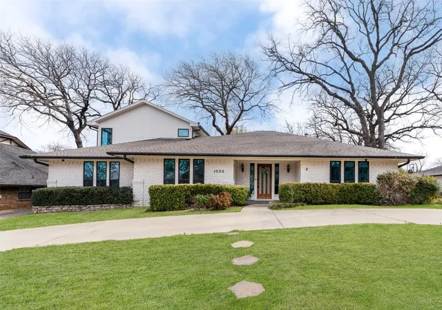 Photo 2 of Single family home for sale at 1509 Riverview Dr, Arlington, TX 76012 | MLS# 21196657 | Listing updated on 2026-09-08