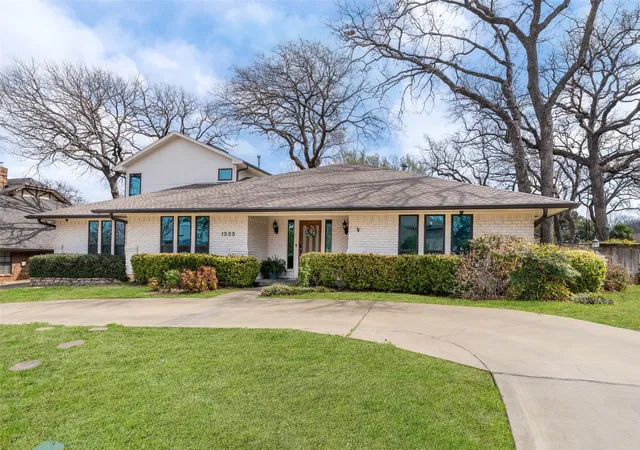 Photo 3 of Single family home for sale at 1509 Riverview Dr, Arlington, TX 76012 | MLS# 21196657 | Listing updated on 2026-09-08