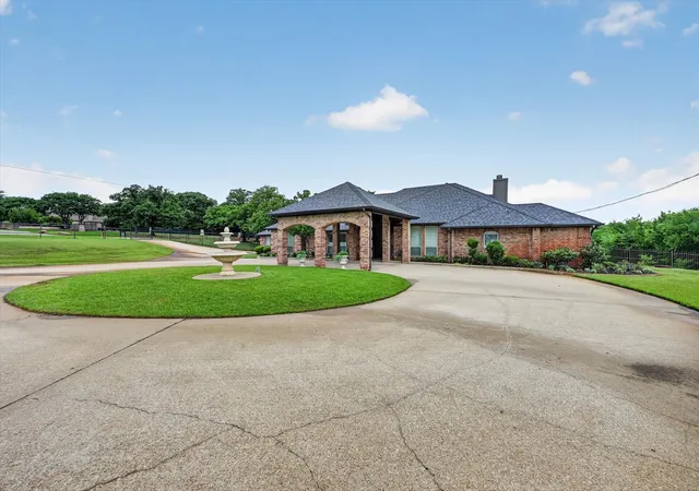 Photo 2 of Single family home for sale at 7401 Bent Trl, Mansfield, TX 76063 | MLS# 21196156 | Listing updated on 2026-09-29
