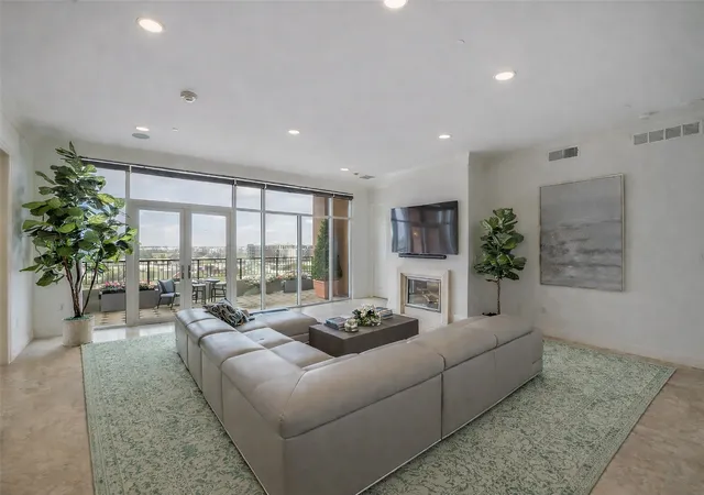 Photo 3 of Condo for sale at 2828 Hood St #907, Dallas, TX 75219 | MLS# 21196201 | Listing updated on 2026-09-11