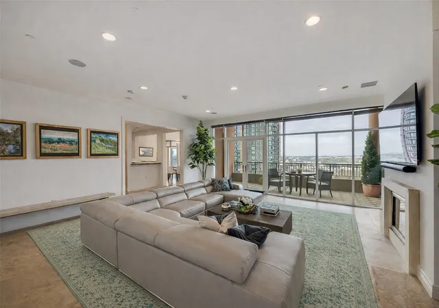 Photo 4 of Condo for sale at 2828 Hood St #907, Dallas, TX 75219 | MLS# 21196201 | Listing updated on 2026-09-11