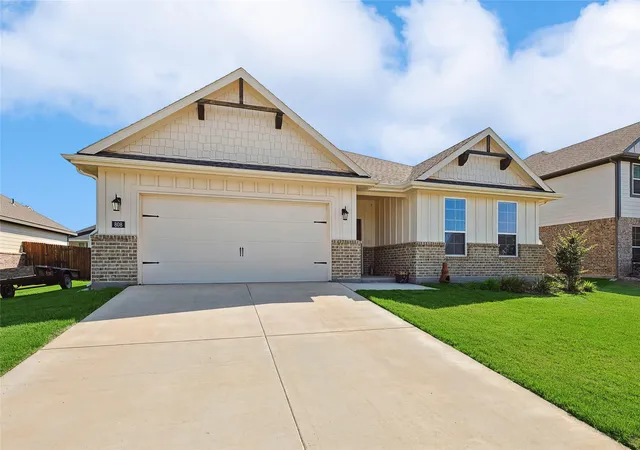 Photo 3 of Single family home for sale at 808 Feather Edge, Springtown, TX 76082 | MLS# 21197696 | Listing updated on 2026-10-04