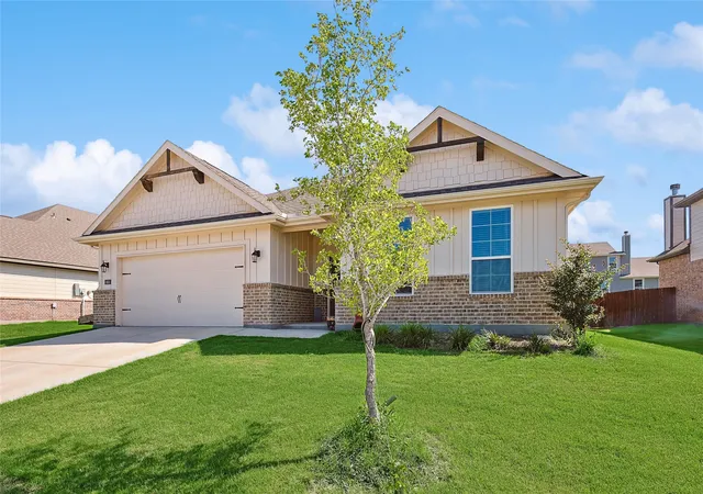 Photo 3 of Single family home for sale at 808 Feather Edge, Springtown, TX 76082 | MLS# 21197696 | Listing updated on 2026-10-04
