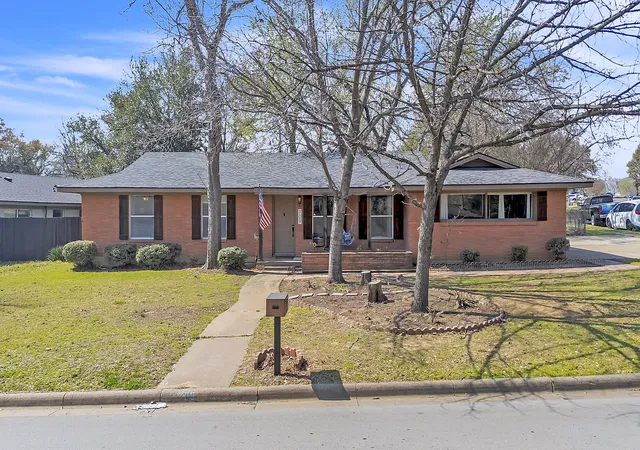 Photo 2 of Single family home for sale at 709 Hurstview Dr, Hurst, TX 76053 | MLS# 21197256 | Listing updated on 2026-09-24