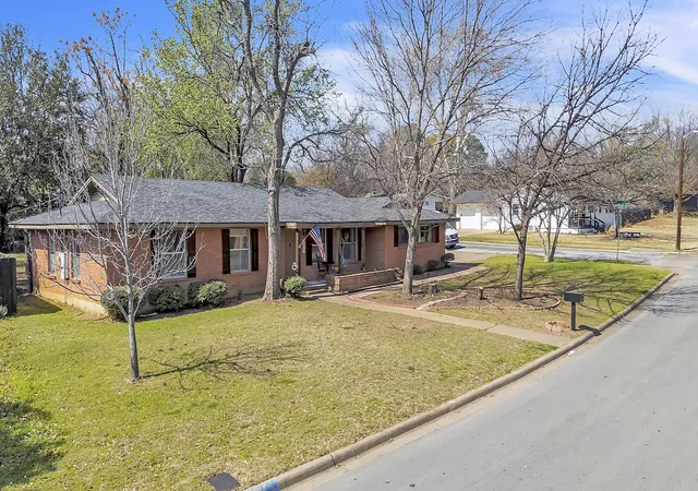 Photo 3 of Single family home for sale at 709 Hurstview Dr, Hurst, TX 76053 | MLS# 21197256 | Listing updated on 2026-09-24