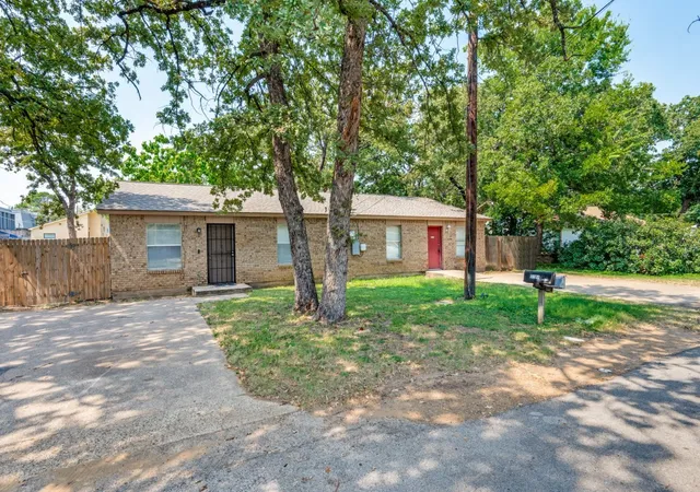 Photo 2 of Multi family home for sale at 518 Jordan Ln, Arlington, TX 76012 | MLS# 21197456 | Listing updated on 2026-10-01