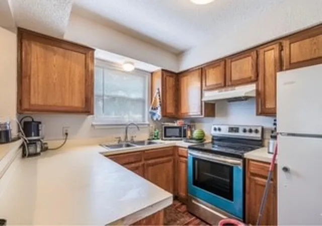 Photo 4 of House for sale at 518 Jordan Ln, Arlington, TX 76012 | MLS# 21197456 | Listing updated on 2026-10-01