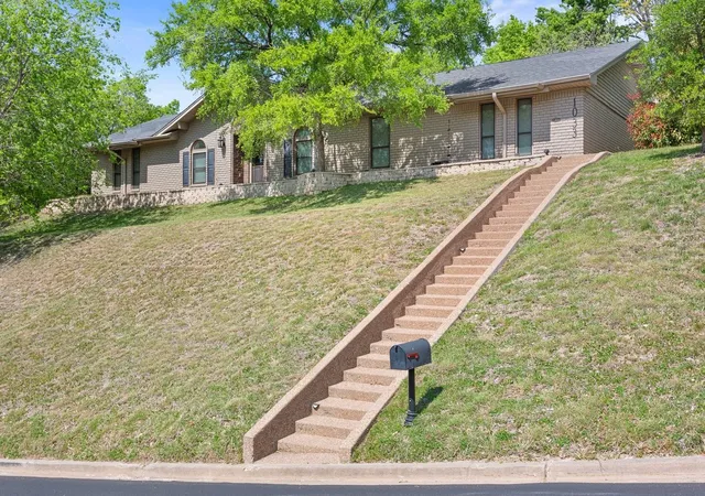 Photo 2 of Single family home for sale at 1033 Wedgewood Dr, Woodway, TX 76712 | MLS# 21196470 | Listing updated on 2026-09-14