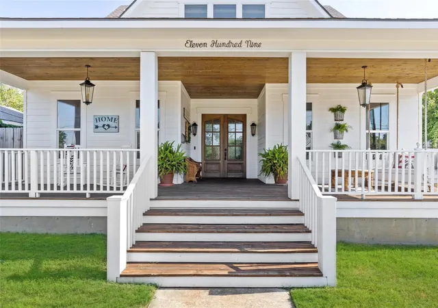 Photo 2 of Single family home for sale at 1109 E Oakdale Rd, Irving, TX 75060 | MLS# 21191236 | Listing updated on 2026-08-01