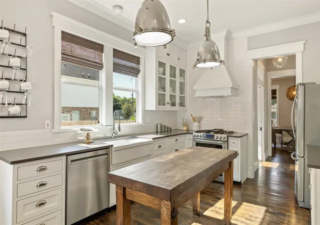 Photo 4 of Single family home for sale at 1109 E Oakdale Rd, Irving, TX 75060 | MLS# 21191236 | Listing updated on 2026-08-01