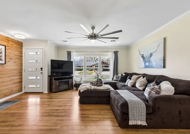 Photo 4 of Single family home for sale at 1401 N Highland Ave, Sherman, TX 75092 | MLS# 21200688 | Listing updated on 2026-09-12