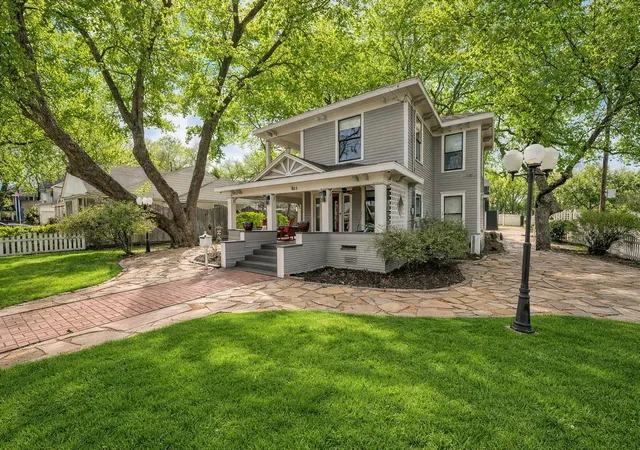 Photo 3 of Sale Pending at 811 N Church St, Mc Kinney, TX 75069 | MLS# 21195227 | Listing updated on 2026-09-10