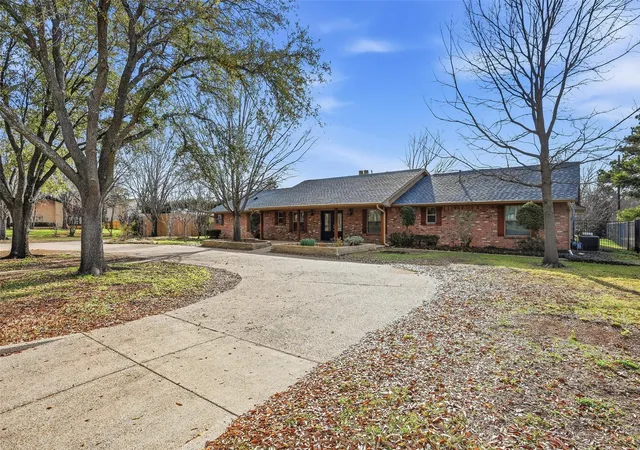 Photo 3 of Single family home for sale at 6208 Windsong Dr, Arlington, TX 76001 | MLS# 21201462 | Listing updated on 2026-09-09