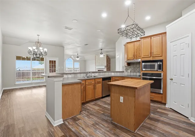 Photo 4 of Sale Pending at 500 Surry Ct, Saginaw, TX 76179 | MLS# 21201476 | Listing updated on 2026-10-03