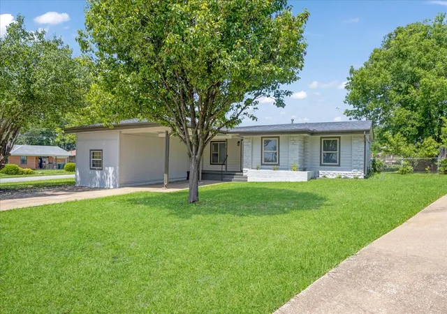 Photo 1 of Sale Pending at 1815 W Brockett St, Sherman, TX 75092 | MLS# 21202256 | Listing updated on 2026-09-08