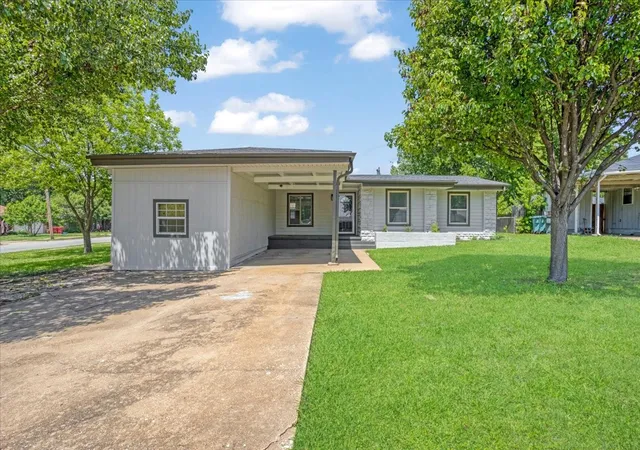 Photo 3 of Sale Pending at 1815 W Brockett St, Sherman, TX 75092 | MLS# 21202256 | Listing updated on 2026-09-08