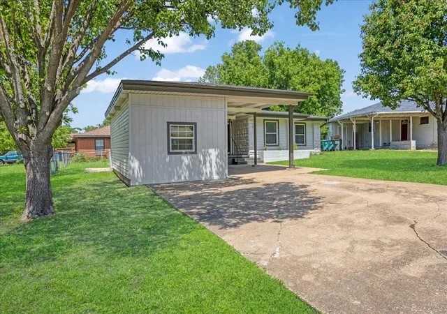 Photo 3 of Sale Pending at 1815 W Brockett St, Sherman, TX 75092 | MLS# 21202256 | Listing updated on 2026-09-08