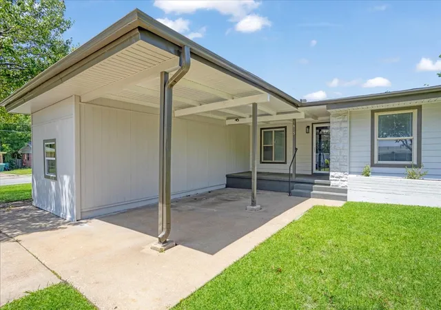 Photo 4 of Sale Pending at 1815 W Brockett St, Sherman, TX 75092 | MLS# 21202256 | Listing updated on 2026-09-08