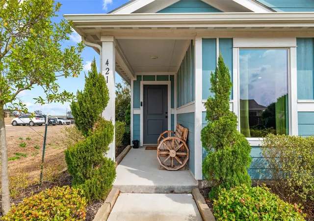 Photo 3 of Single family home for sale at 421 Corsair Wy, Ferris, TX 75125 | MLS# 21196506 | Listing updated on 2026-10-07