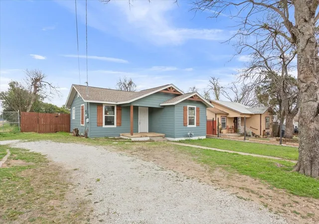 Photo 2 of Sale Pending at 1400 Connally St, Waco, TX 76711 | MLS# 21200622 | Listing updated on 2026-09-09