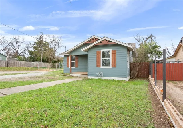 Photo 3 of Sale Pending at 1400 Connally St, Waco, TX 76711 | MLS# 21200622 | Listing updated on 2026-09-09