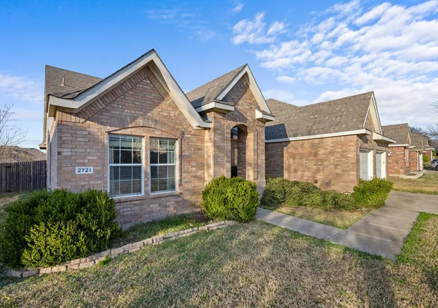 Photo 3 of Single family home for sale at 2721 Clubhouse Dr, Denton, TX 76210 | MLS# 21199293 | Listing updated on 2026-09-12