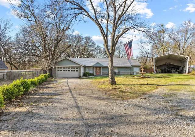 Photo 4 of Single family home for sale at 1053 Paradise Cove Rd, Pottsboro, TX 75076 | MLS# 21198462 | Listing updated on 2026-09-12