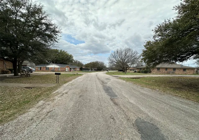 Photo 3 of Single family home for sale at 108 Beard Dr, Itasca, TX 76055 | MLS# 21203770 | Listing updated on 2026-09-09