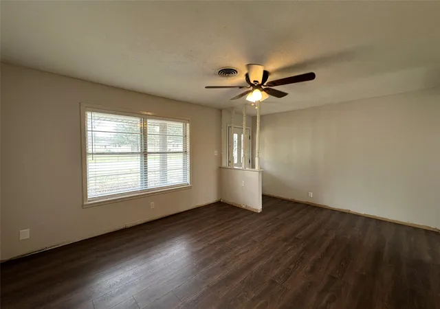 Photo 4 of Single family home for sale at 108 Beard Dr, Itasca, TX 76055 | MLS# 21203770 | Listing updated on 2026-09-09