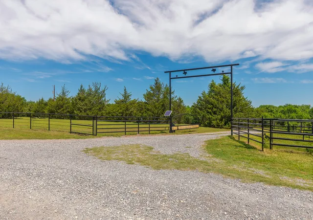 Photo 2 of Sale Pending at 1878 N Lincoln Park Rd, Van Alstyne, TX 75495 | MLS# 21198483 | Listing updated on 2026-08-01
