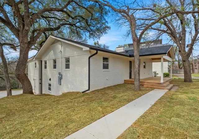 Photo 3 of Sale Pending at 14014 Harbor Dr, Woodway, TX 76712 | MLS# 21203835 | Listing updated on 2026-09-08
