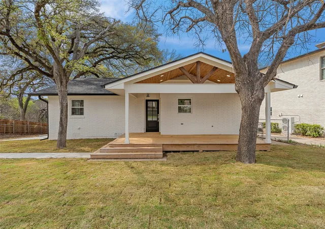 Photo 3 of Sale Pending at 14014 Harbor Dr, Woodway, TX 76712 | MLS# 21203835 | Listing updated on 2026-09-08