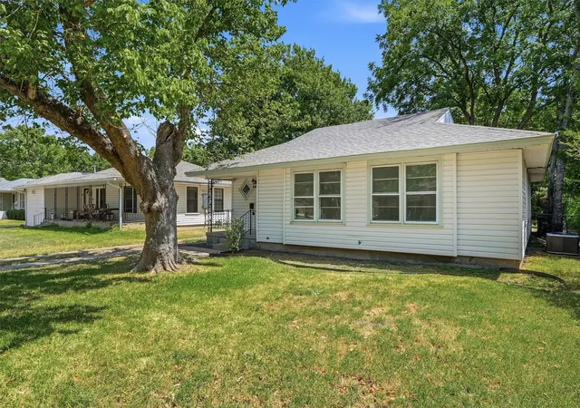 Photo 3 of Single family home for sale at 545 N Wharton St, Sherman, TX 75092 | MLS# 21202198 | Listing updated on 2026-09-25