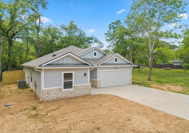 Photo 2 of Single family home for sale at 114 Granada St, Mabank, TX 75156 | MLS# 21205353 | Listing updated on 2026-09-23