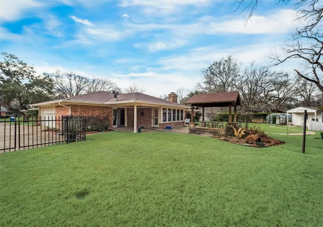 Photo 3 of Single family home for sale at 1821 Dartmouth Ln, Corsicana, TX 75110 | MLS# 21206568 | Listing updated on 2026-09-09