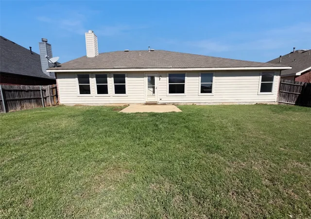 Photo 4 of Single family home for sale at 501 W Clover Park Dr, Fort Worth, TX 76140 | MLS# 21206997 | Listing updated on 2026-07-30