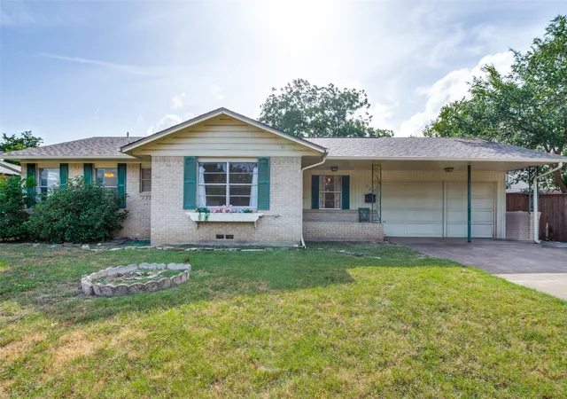 Photo 1 of Single family home for sale at 329 N Brighton Ave, Dallas, TX 75208 | MLS# 21206863 | Listing updated on 2026-09-10