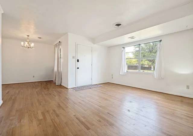 Photo 4 of Single family home for sale at 329 N Brighton Ave, Dallas, TX 75208 | MLS# 21206863 | Listing updated on 2026-10-04