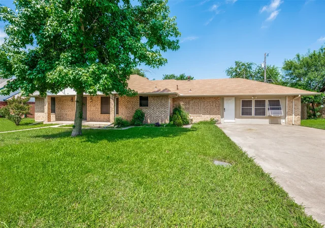 Photo 1 of Single family home for sale at 508 S Pedigo St, Pilot Point, TX 76258 | MLS# 21207139 | Listing updated on 2026-09-07