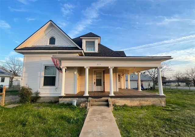 Photo 1 of Single family home for sale at 215 W Main St, Lometa, TX 76853 | MLS# 21206462 | Listing updated on 2026-09-09