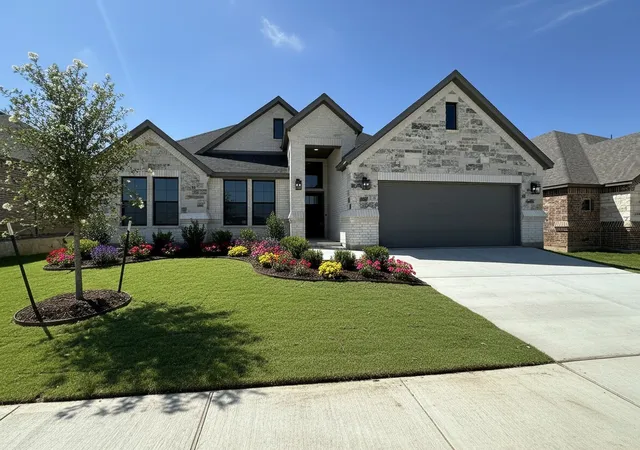 Photo 2 of Single family home for sale at 2007 Belle Lagos Ln, Cleburne, TX 76033 | MLS# 21208074 | Listing updated on 2026-09-12